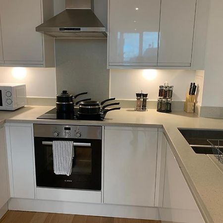 Modern 2 Bed 2 Bath Apartment In Central Croydon! Exterior foto