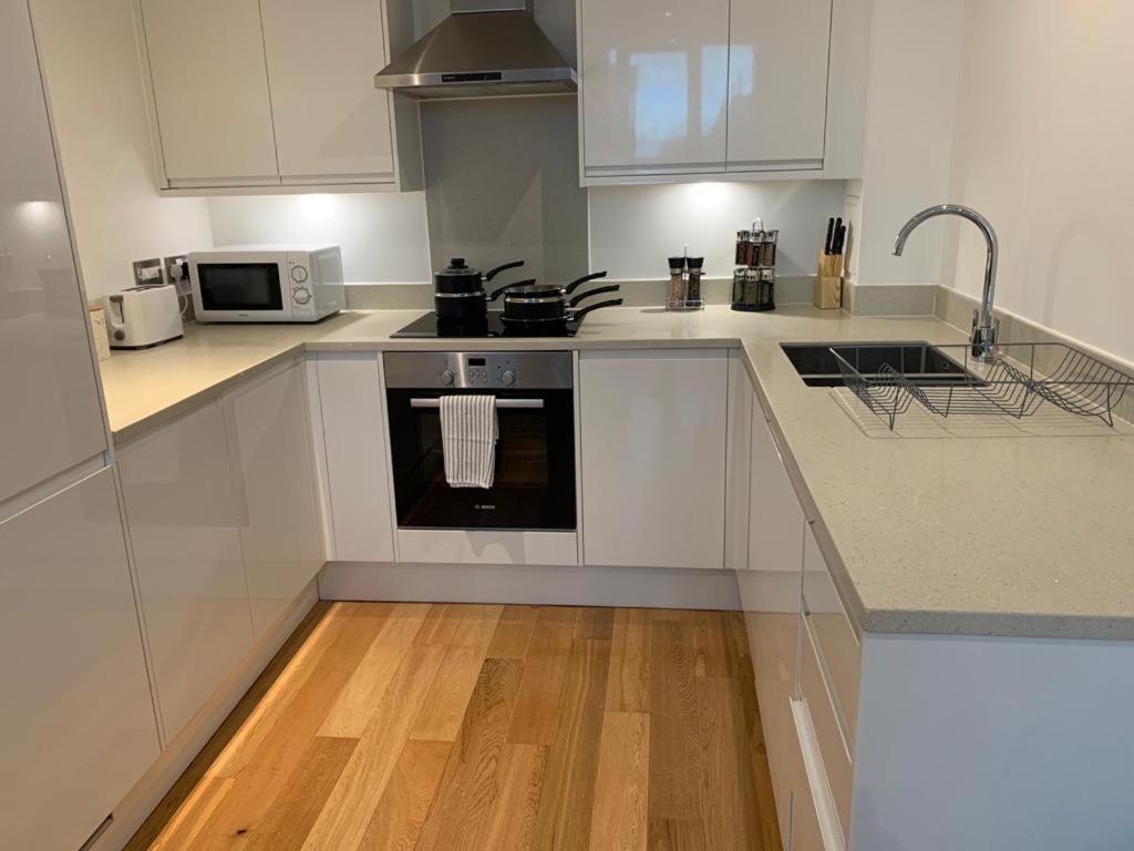 Modern 2 Bed 2 Bath Apartment In Central Croydon! Exterior foto