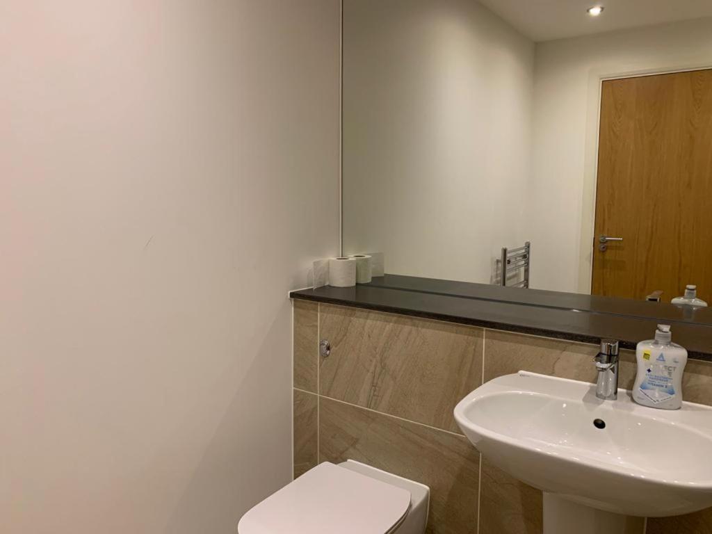 Modern 2 Bed 2 Bath Apartment In Central Croydon! Exterior foto